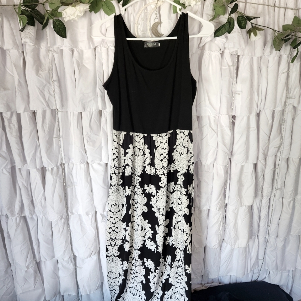 Women's long sleeveless dress